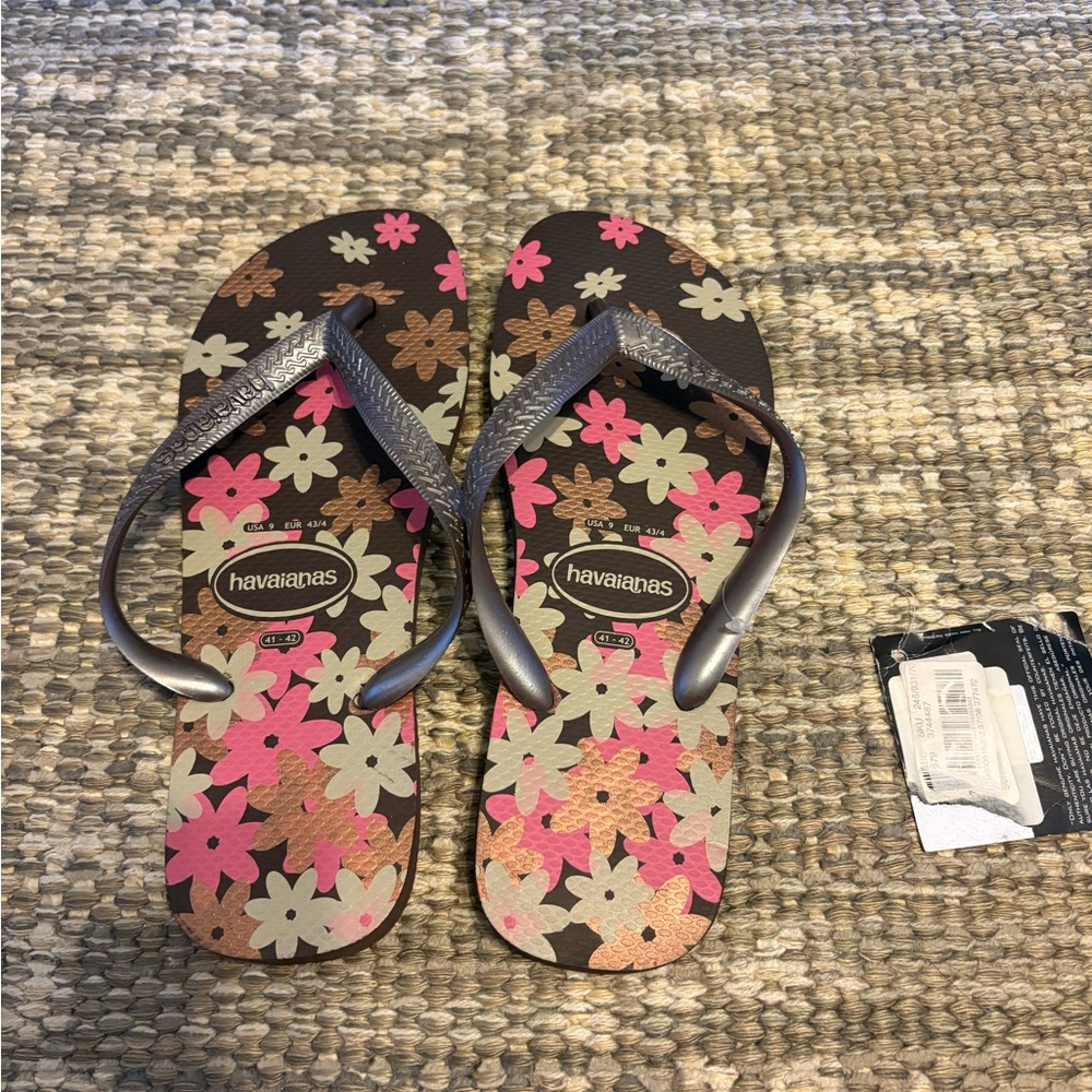NWT Havaianas floral dot flip flops